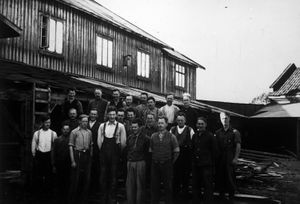 Arbeiderne på Leirsund trevarefabrikk.jpg