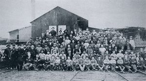 Arbeidsstokken ved Nerdrum bruk 1900.jpg