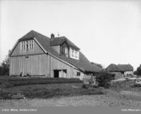 Arklåven på Thor Olsens løkke, oppført 1825. I den laveste delen til høyre av låven var det en kjeglebane. Saxegården i bakgrunnen. Arklåven revet i 1962. Foto: Anders Beer Wilse (1904).