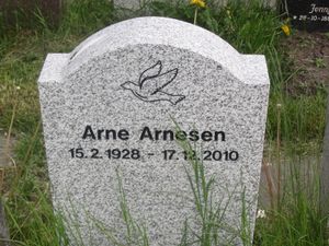 Arne Arnesen (1928-2010) gravminne.jpg