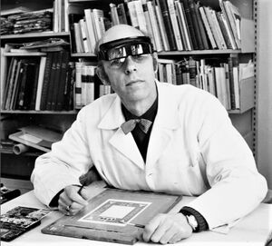 Arne Ellerhusen Holm i arbeid med frimerke 1970.jpg