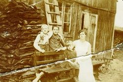 Arne Hoel og moren Julie og sønnen til Mikalsen.