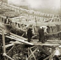 Karane til høgre er i gang med å feste planke nummer to.