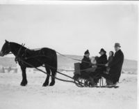 I 1942 måtte dei dra frå Bø Prestegard, ferda gjekk med spisslede og Aslaug sat framme.