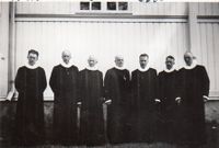 Arne Momrak sin ordinasjon i Bø 1937. Arne til høgre for biskop Maroni, deretter broren Erling, sokneprest i Bø