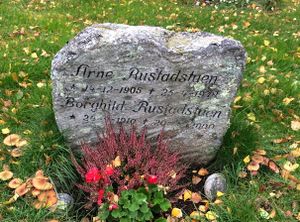 Arne Rustadstuen gravminne Lillehammer.JPG