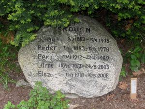 Arne Skouen gravminne.jpg