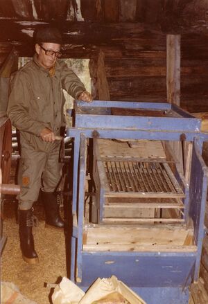 Arne Thorkildsen med gammel kornrense i Rogndalsbråtan (oeb-182921).jpg