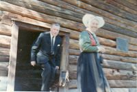 Arne og Ingeborg Momrak kjem ut frå Romsdalsmuseet sitt kapell etter at han har hatt ei brurevigsle.