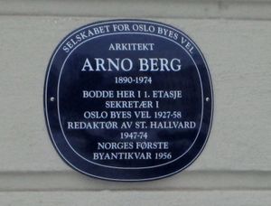 Arno Berg blå plakett Gyldenløves gate 27 Oslo.jpg