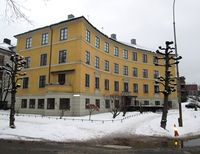 I denne bygården ved Arno Bergs plass (men med adresse Gyldenløves gate 27), bodde Arno Berg selv, i 1. etasje.