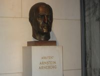 Byste av rådhusarkitekt Arnstein Arneberg i Oslo rådhus. Foto: Stig Rune Pedersen