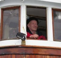 Arnt Hansen står her i rorhusglaset på «Straumingen.»