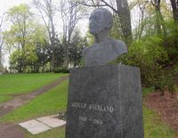 Byste på Arnulf Øverlands grav, Vår Frelsers gravlund, utført 1970. Foto: Stig Rune Pedersen (2012).