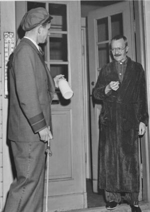 Arnulf Øverland og Thorvald Stoltenberg 1950.jpg