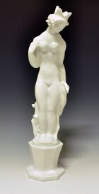 «Skogprinsesse», utformet for Porsgrunds Porselænsfabrik i 1927. Høyde 42,2 cm. Foto: Telemark Museum