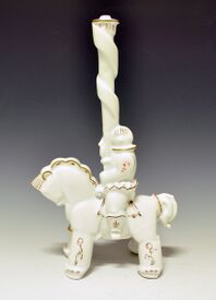 «Vebner», utformet for Porsgrunds Porselænsfabrik i 1928. Høyde 31,5 cm. Foto: Telemark Museum