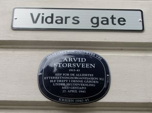 Arvid Storsveen blå plakett Vidars gate Oslo.jpg