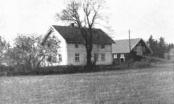 Før Asak skole sto ferdig i 1865, leide Skedsmo kommune lokaler til fastskole på Nordre Asak gård.