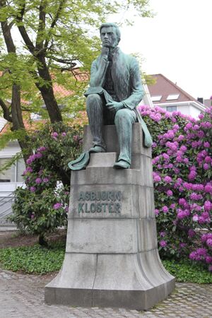Asbjørn Kloster statue Stavanger.JPG