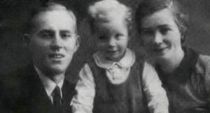 Asbjørn Sunde, sønnen Rolf og kona Astri..JPG