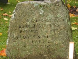 Asgaut Steinnes gravminne.jpg