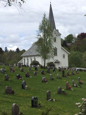 Ask kirke og kirkegård 2015.JPG