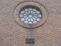 Årstallet 1878 over hovedinngangen ved Asker kirke angir året for bygningens ferdigstillelse. Foto: Stig Rune Pedersen