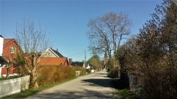 Asker kirke sett gjennom Askerveien. Foto: Pål Giørtz (2018).