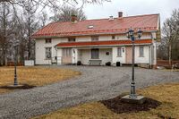 Presteboligen med inngangspartiet. Foto: Leif-Harald Ruud (2023).