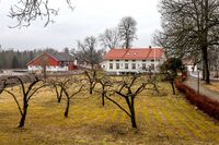 Prestegården med hagen i forgrunnen. Foto: Leif-Harald Ruud (2023).