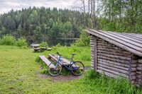 Rasteplass i nordenden av Assuren; der plassen Kloppa tidligere lå. Foto: Leif-Harald Ruud (2015)