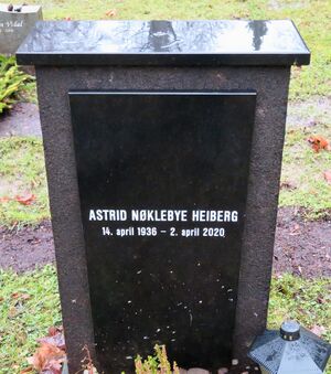 Astrid Nøklebye Heiberg gravminne.JPG