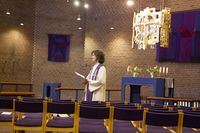 Korona gudstjenester ble en ny-ord under pandemien i 2020. Strenge regler av smittevernhensyn gjorde at kirkene måtte se etter alternative løsninger når folk ikke fikk lov til å møte fysisk opp til gudstjenester. Løsningen ble digital – gudstjenestene ble sendt via menighetens facebook-sider. Dette bildet er tatt i Østenstad kirke i Asker, hvor sokneprest Astrid Sætrang Morvik ledet gudstjenesten på palmesøndag 2020 i den nærmest folketomme kirken. Foto: Svend Aage Madsen (2020).