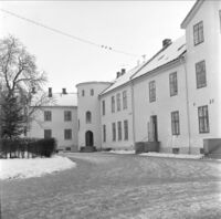 Bygningene Christiania Sindssygeasyl etter utvidelsen 1860-1862, ark. Peter Høier Holtermann. Kvinneavdelingen til høyre. Foto: Dagbladet/Norsk Folkemuseum (1961).