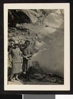 1929: Turistfoto fra Briksdalsbreen.