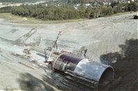 August 2002: Forskallingen flyttes gradvis framover for miljøtunellen, etter hvert som støypinga er ferdig.