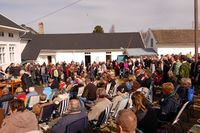 4. Auksjon Johnsen folkemengde.jpg