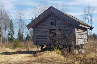 Aur øvre under Øiset øvre stabbur Kongsvinger.jpg