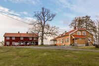Prestegårdstunet med våningshus fra to perioder. Foto: Leif-Harald Ruud (2023).
