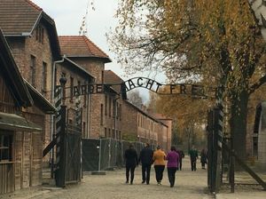 Auschwitz inngang 2014 .JPG