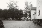 Gårdsplassen ved Austad gård i 1948. Foto: Halvor Vreim