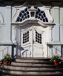 Inngangsparti i nordisk nybarokk på Austad gård i Drammen (1918). Foto: Stig Rune Pedersen (2015).