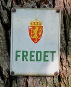 Fredningsskilt på tre i hagen ved Austad gård. Foto: Stig Rune Pedersen