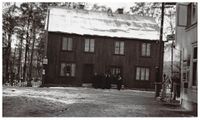 Austad rett fram 1923/1924. Sommerro med butikk til høgre.