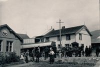 Til venstre det fyrste huset på Austad, før 1917. Båten Trygg I på veg til Fyresvatn. Foto: Bendik Taraldlien