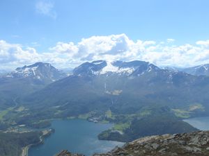 Austefjorden Blåfjellet mot Sundalsnipa Eidskyrkja OEH.JPG