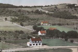 Austtun med Anna Veiner og Arnes hus.