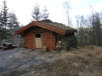 Steinbua som en lokal gårdbruker har reist i gruveområdet. Foto: Chris Nyborg (2013)