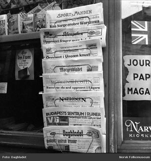 Avisoppslag om opprøret i Ungarn 1956 NFDB.26103-169.jpg